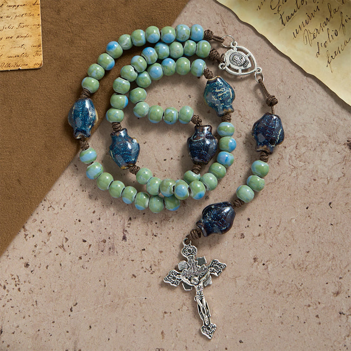 Christianartworkshop Rosenkranz aus Keramik mit Orchideenfisch-Motiv, Herz-Jesu-Verzierungen und kunstvollem Kruzifix - image 2