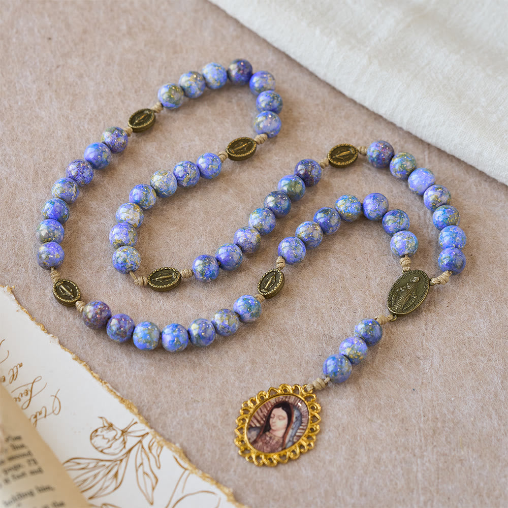 Rosenkranz „Sieben Schmerzen Mariens“ von Christianartworkshop mit lila-blauen Ölfarbenperlen und Marienmedaille - Unsere Liebe Frau und das Kruzifix - image 0