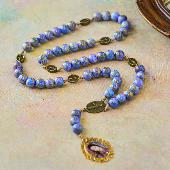 Rosenkranz „Sieben Schmerzen Mariens“ von Christianartworkshop mit lila-blauen Ölfarbenperlen und Marienmedaille - image 3