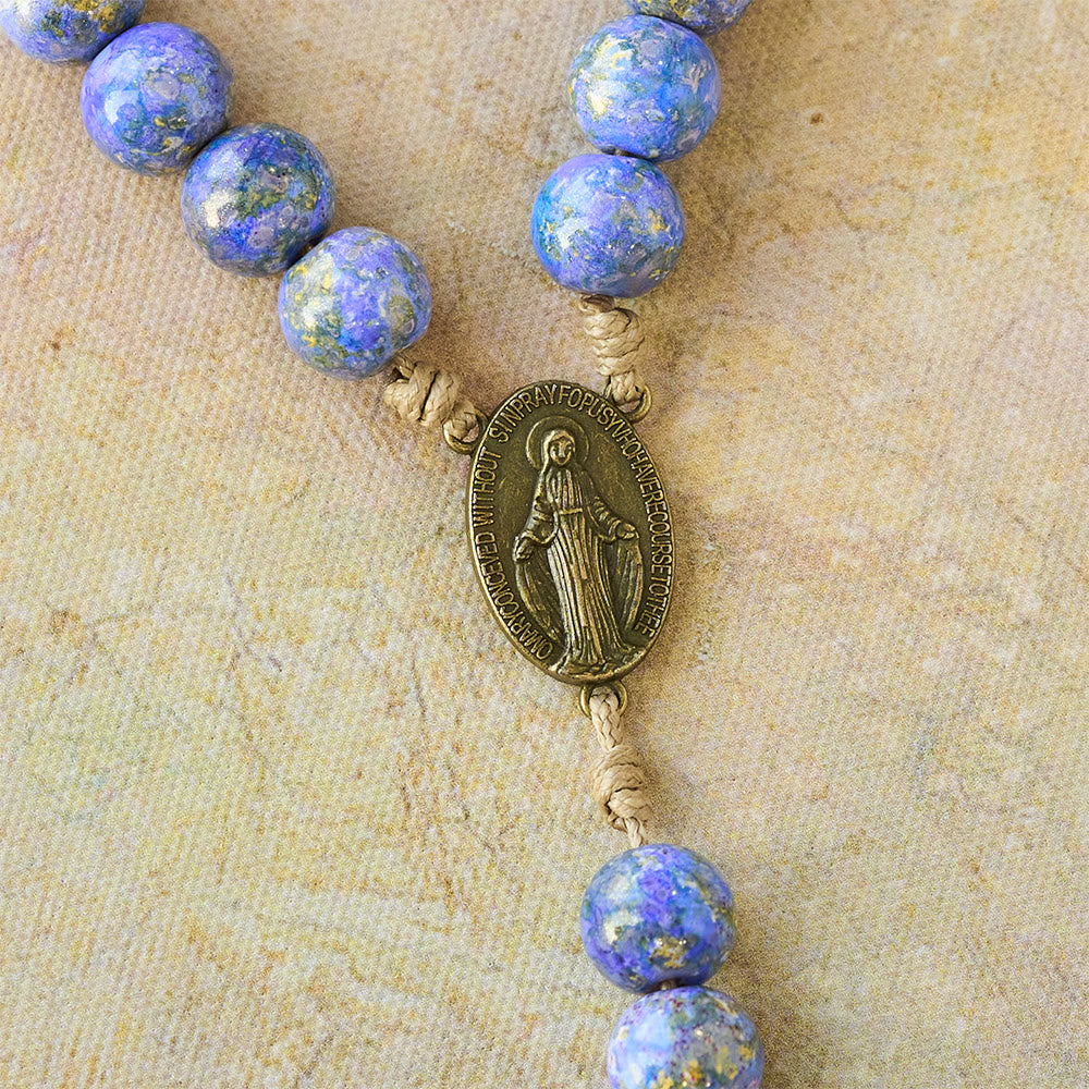 Rosenkranz „Sieben Schmerzen Mariens“ von Christianartworkshop mit lila-blauen Ölfarbenperlen und Marienmedaille - image 6