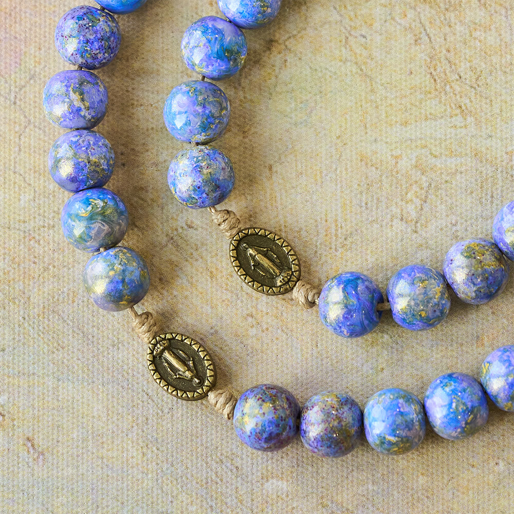 Rosenkranz „Sieben Schmerzen Mariens“ von Christianartworkshop mit lila-blauen Ölfarbenperlen und Marienmedaille - image 5