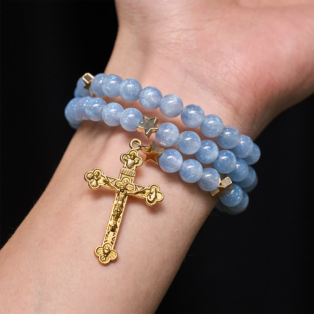 Christianartworkshop Wickelarmband aus blauen Glasperlen mit sternförmigen Zwischenstücken und goldenem Kruzifix - image 1