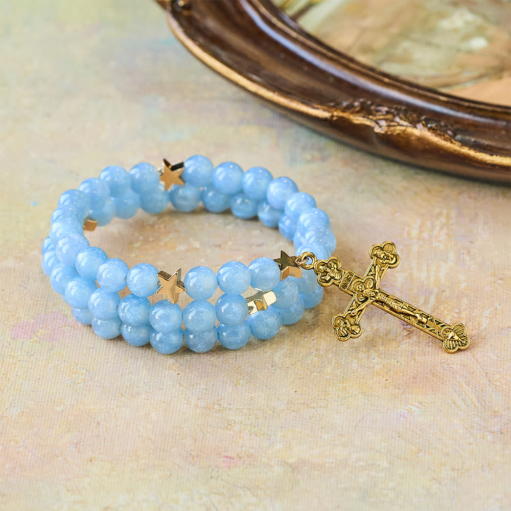 Christianartworkshop Wickelarmband aus blauen Glasperlen mit sternförmigen Zwischenstücken und goldenem Kruzifix - Handgelenkumfang: 18–23 cm (7,08–9,06 Zoll) - image 0