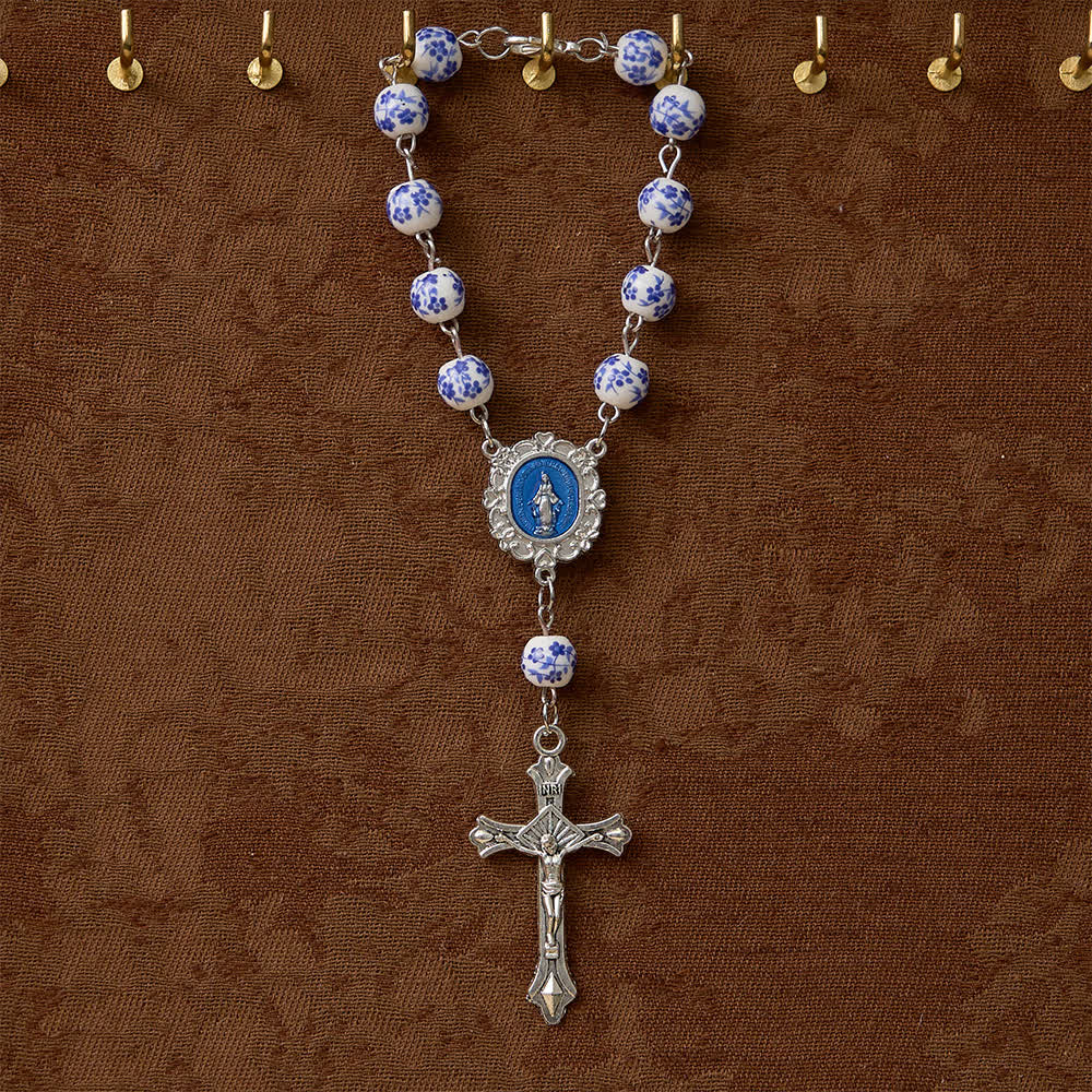 Christianartworkshop Blauer Rosenkranz aus Keramik fürs Auto: Ein Symbol marianischen Schutzes fürs Auto - image 1