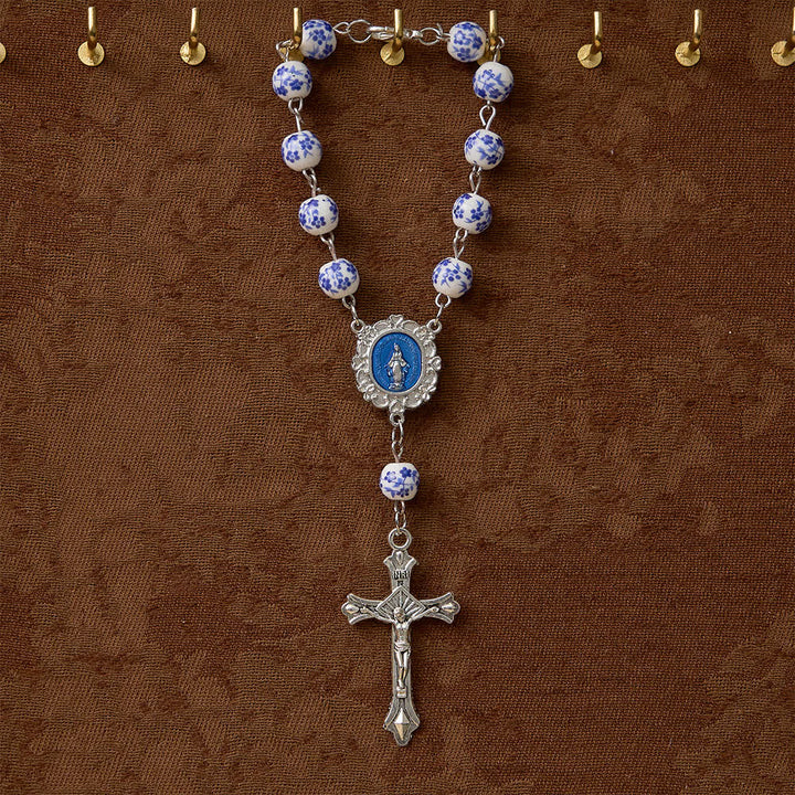 Christianartworkshop Blauer Rosenkranz aus Keramik fürs Auto: Ein Symbol marianischen Schutzes fürs Auto - image 1