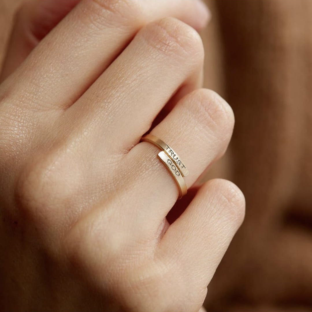 Christianartworkshop VERTRAUE GOTT – Ring mit geteiltem Band: Ein treuer Begleiter göttlichen Vertrauens - image 1
