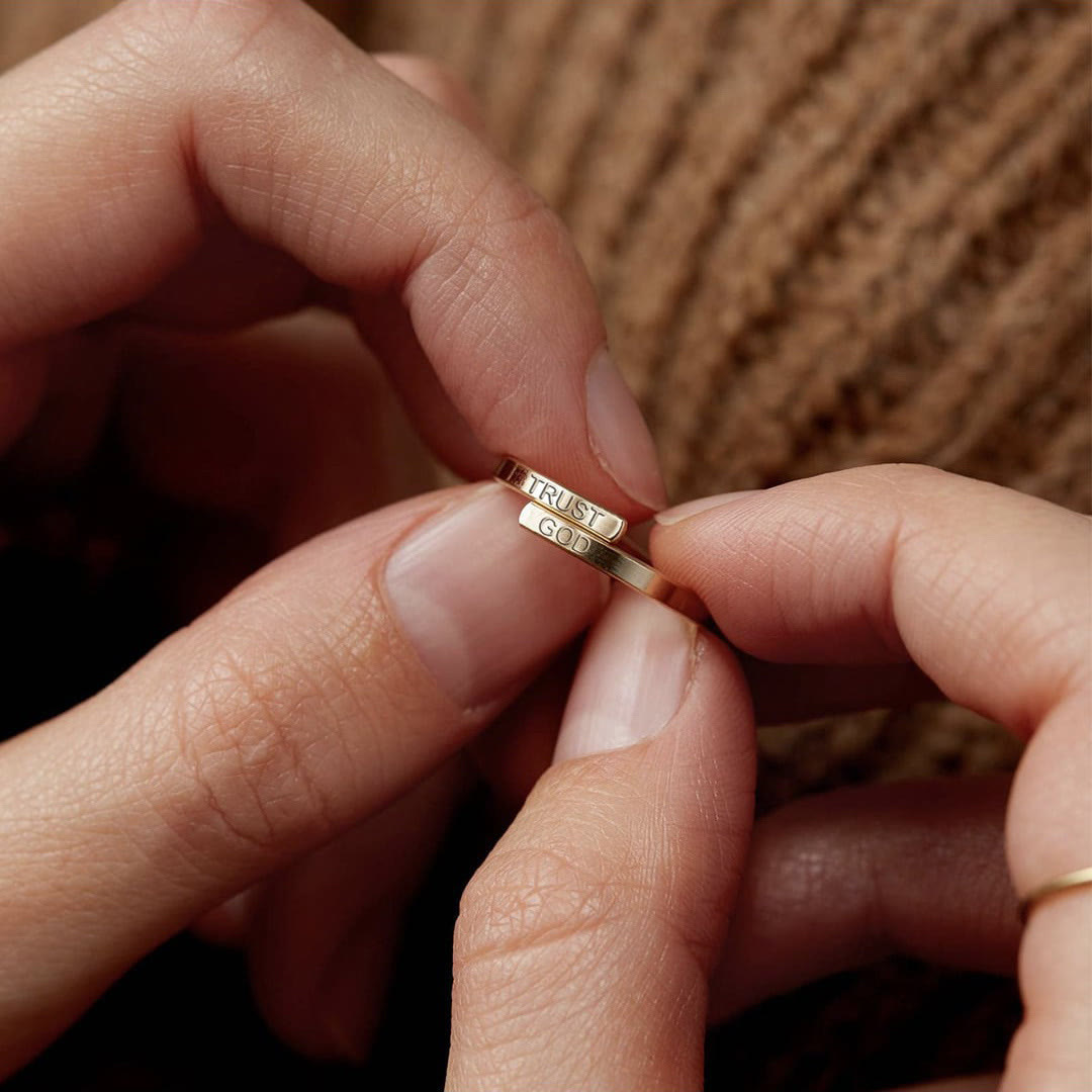 Christianartworkshop VERTRAUE GOTT – Ring mit geteiltem Band: Ein treuer Begleiter göttlichen Vertrauens - image 2
