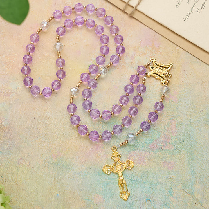 Christianartworkshop Facettierter Rosenkranz aus violettem Glas mit Marienmedaille: Symbol des göttlichen Lichts und der marianischen Gnade - Unsere Liebe Frau und das Kruzifix - image 0