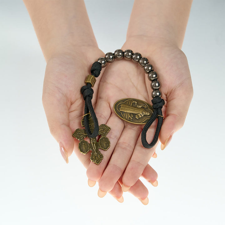 Christianartworkshop Rosenkranz aus Paracord mit dem Heiligen Benedikt als Taschenrosenkranz: Symbol unzerbrechlichen Glaubens und Schutzes - image 1