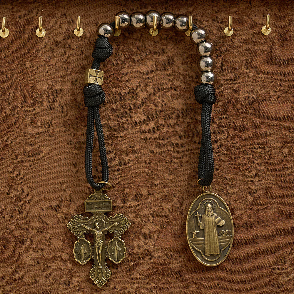 Christianartworkshop Rosenkranz aus Paracord mit dem Heiligen Benedikt als Taschenrosenkranz: Symbol unzerbrechlichen Glaubens und Schutzes - image 3