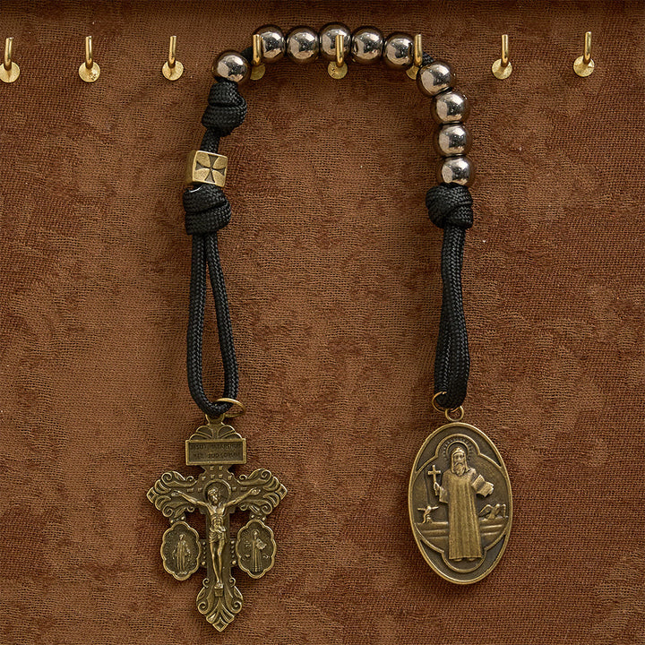 Christianartworkshop Rosenkranz aus Paracord mit dem Heiligen Benedikt als Taschenrosenkranz: Symbol unzerbrechlichen Glaubens und Schutzes - image 3