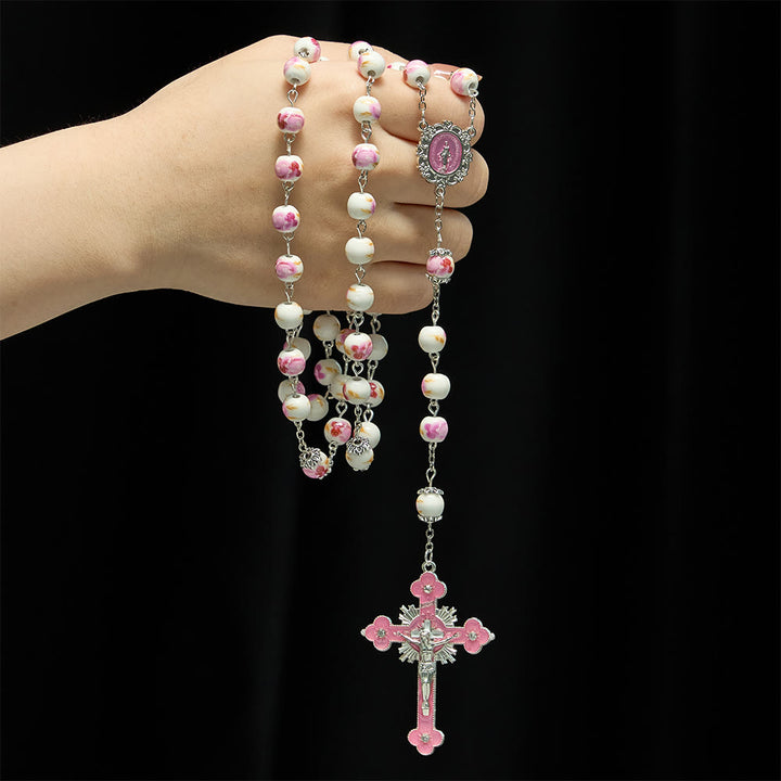 Christianartworkshop Rosenkranz aus Keramikperlen mit Blumenmuster, emaillierter Marienmedaille und rosa Kruzifix - image 1