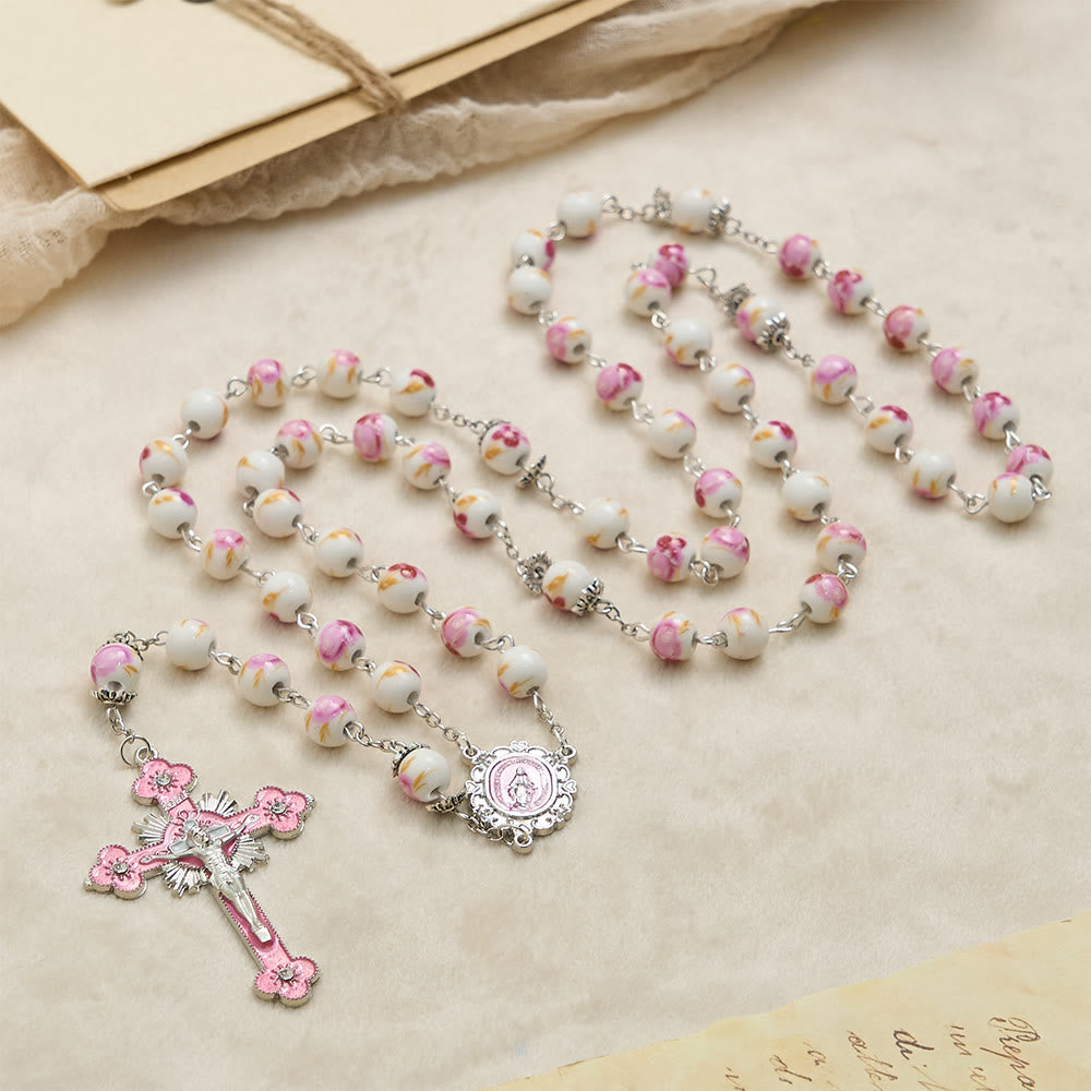 Christianartworkshop Rosenkranz aus Keramikperlen mit Blumenmuster, emaillierter Marienmedaille und rosa Kruzifix - image 3