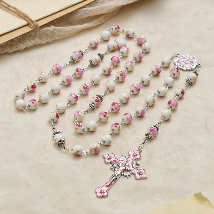 Christianartworkshop Rosenkranz aus Keramikperlen mit Blumenmuster, emaillierter Marienmedaille und rosa Kruzifix - image 4