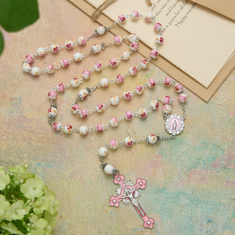 Christianartworkshop Rosenkranz aus Keramikperlen mit Blumenmuster, emaillierter Marienmedaille und rosa Kruzifix - image 2