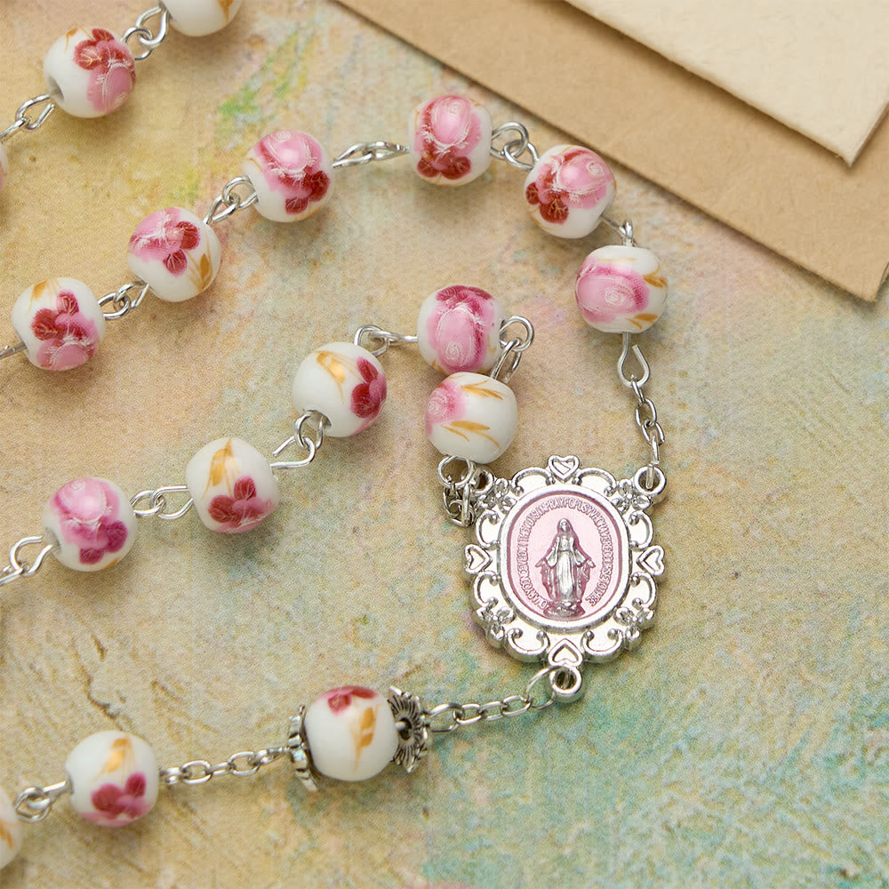 Christianartworkshop Rosenkranz aus Keramikperlen mit Blumenmuster, emaillierter Marienmedaille und rosa Kruzifix - image 7