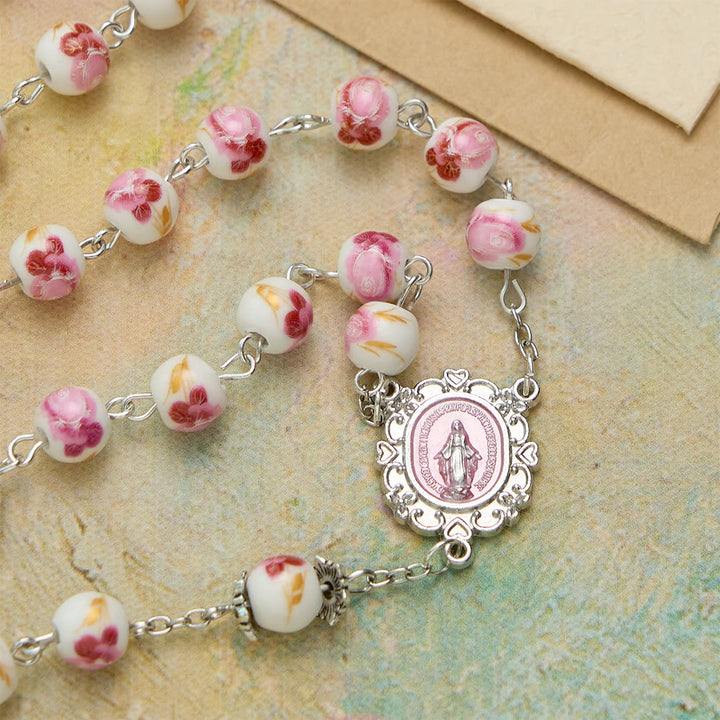 Christianartworkshop Rosenkranz aus Keramikperlen mit Blumenmuster, emaillierter Marienmedaille und rosa Kruzifix - image 7