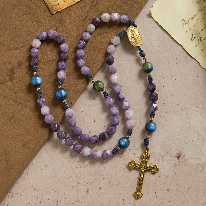 Christianartworkshop Rosenkranz aus diamantgeschliffenem violettem Lepidolith: Symbol des göttlichen Friedens und der marianischen Gnade - Unsere Liebe Frau und das Kruzifix - image 0