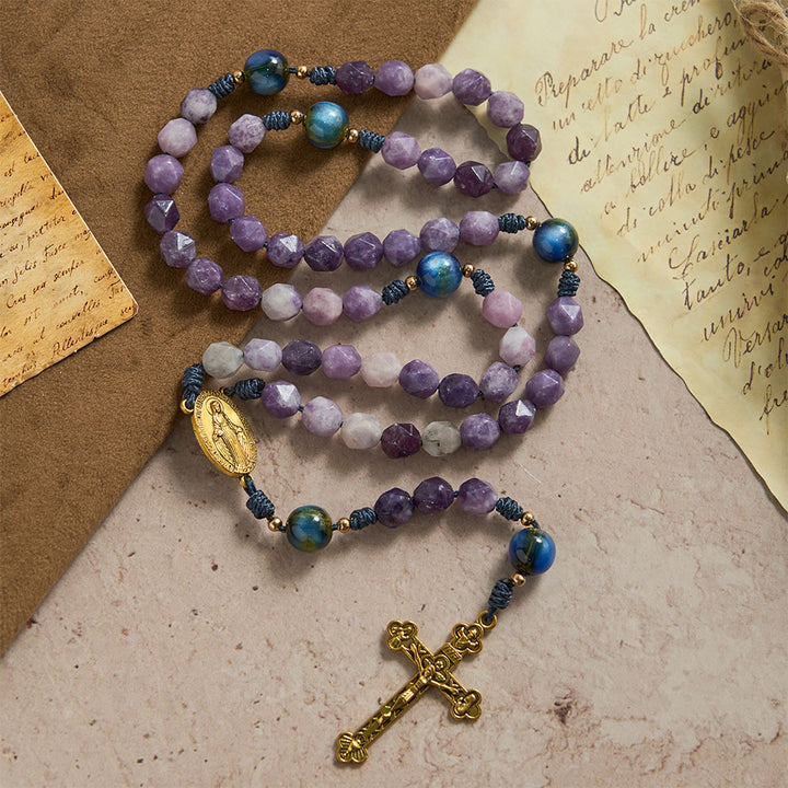 Christianartworkshop Rosenkranz aus diamantgeschliffenem violettem Lepidolith: Symbol des göttlichen Friedens und der marianischen Gnade - image 3