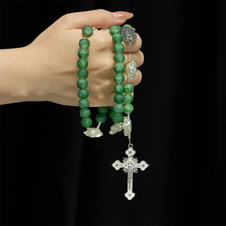 Christianartworkshop Rosenkranz aus mattiertem, grünem Glas mit Kamelienblüte: Symbol göttlicher Reinheit und marianischer Gnade - image 1