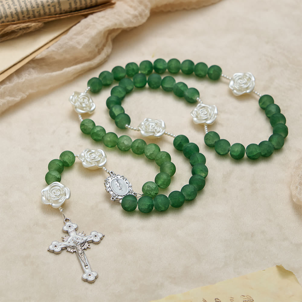 Christianartworkshop Rosenkranz aus mattiertem, grünem Glas mit Kamelienblüte: Symbol göttlicher Reinheit und marianischer Gnade - image 3