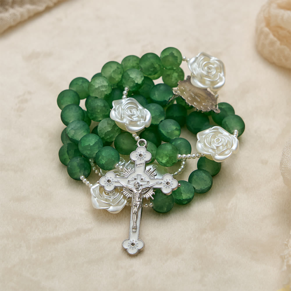 Christianartworkshop Rosenkranz aus mattiertem, grünem Glas mit Kamelienblüte: Symbol göttlicher Reinheit und marianischer Gnade - image 5