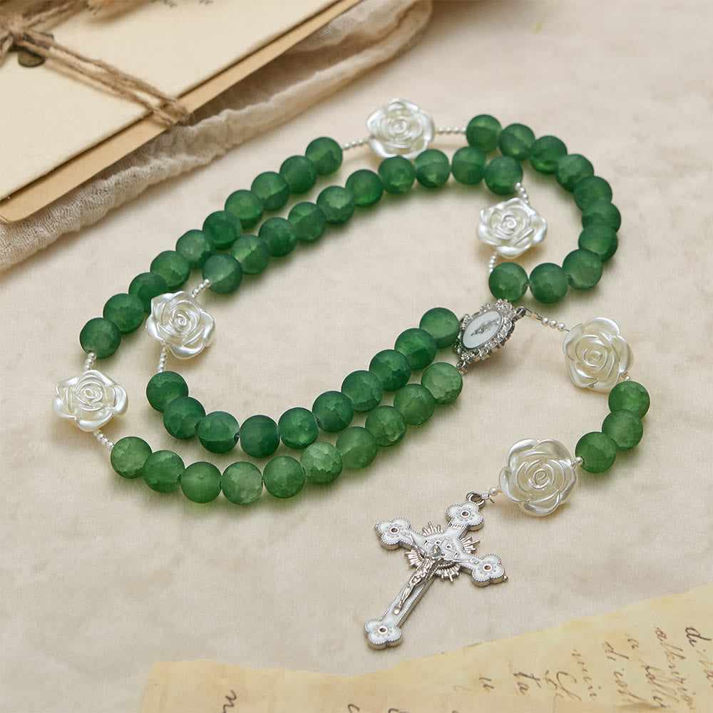 Christianartworkshop Rosenkranz aus mattiertem, grünem Glas mit Kamelienblüte: Symbol göttlicher Reinheit und marianischer Gnade - image 4