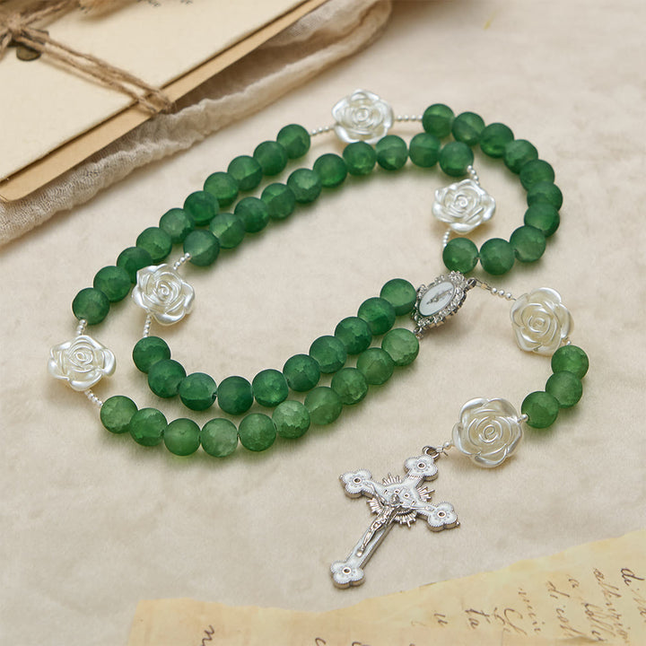 Christianartworkshop Rosenkranz aus mattiertem, grünem Glas mit Kamelienblüte: Symbol göttlicher Reinheit und marianischer Gnade - image 4