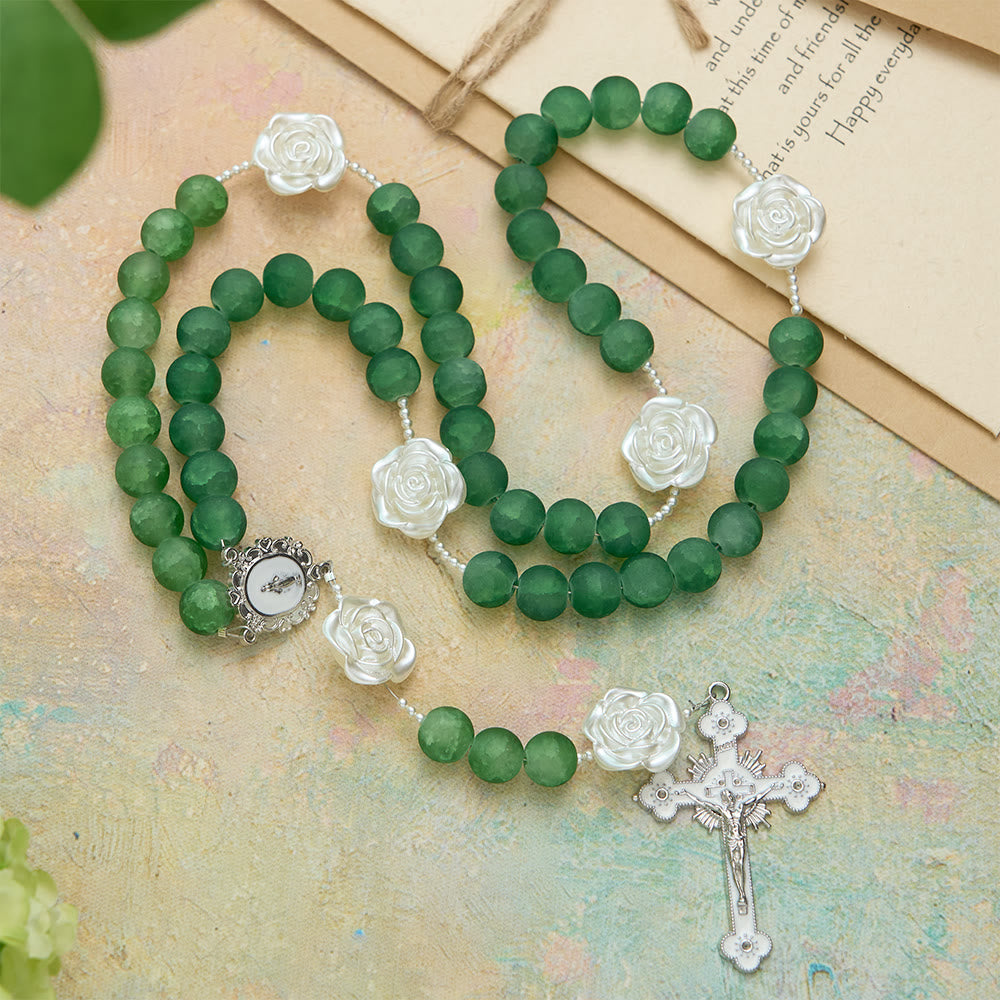 Christianartworkshop Rosenkranz aus mattiertem, grünem Glas mit Kamelienblüte: Symbol göttlicher Reinheit und marianischer Gnade - Unsere Liebe Frau und das Kruzifix - image 0