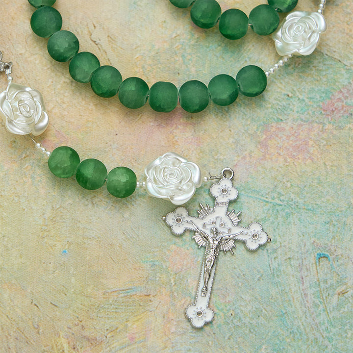 Christianartworkshop Rosenkranz aus mattiertem, grünem Glas mit Kamelienblüte: Symbol göttlicher Reinheit und marianischer Gnade - image 8