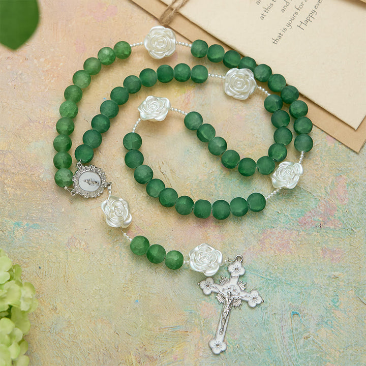 Christianartworkshop Rosenkranz aus mattiertem, grünem Glas mit Kamelienblüte: Symbol göttlicher Reinheit und marianischer Gnade - image 2