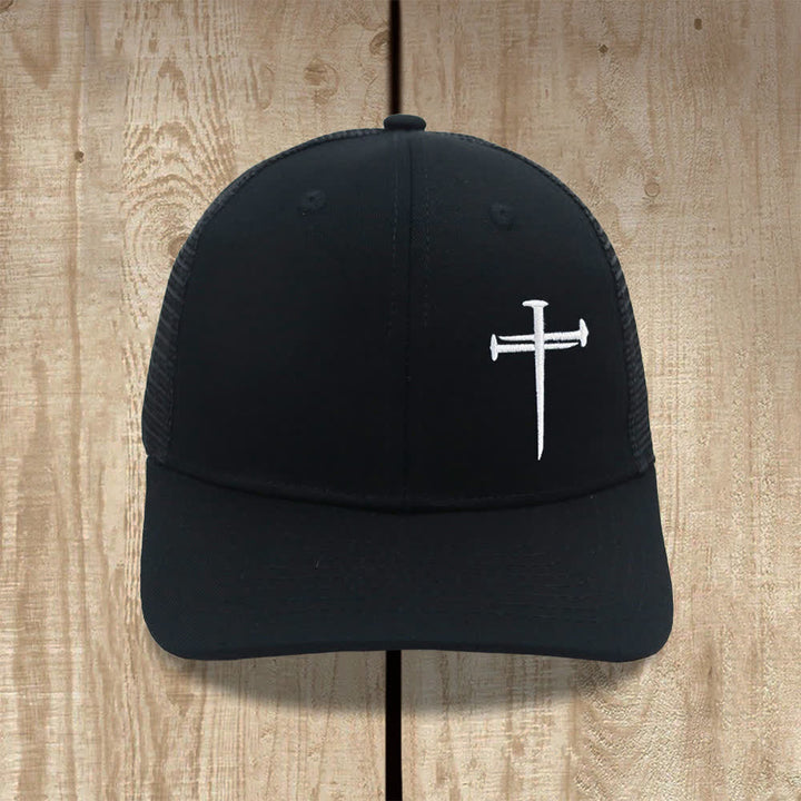 Christianartworkshop Minimalistische Trucker-Mütze mit Nagelkreuzstickerei - Ganz in Schwarz - image 2