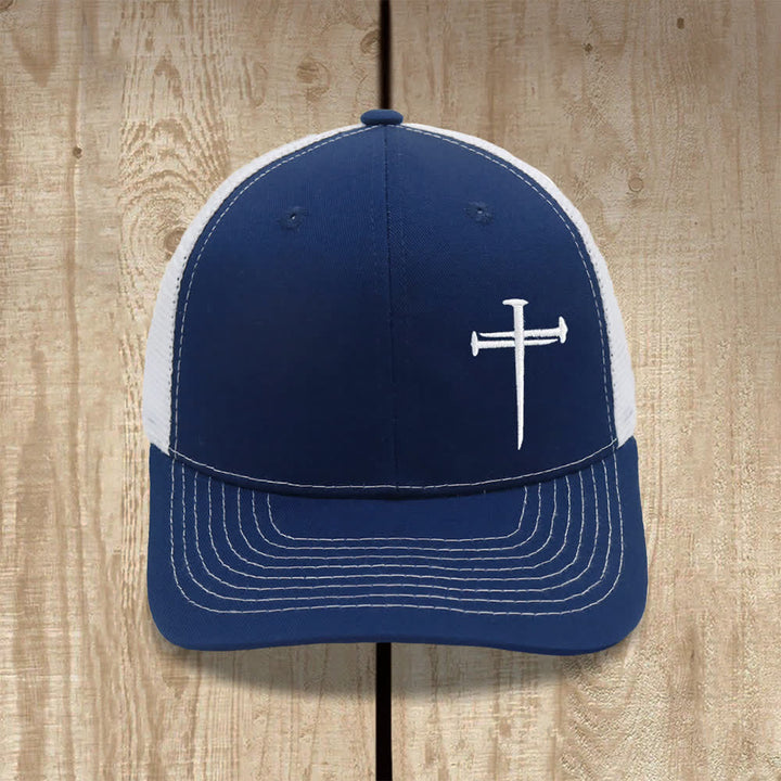 Christianartworkshop Minimalistische Trucker-Mütze mit Nagelkreuzstickerei - Nvay + Weiß - image 8