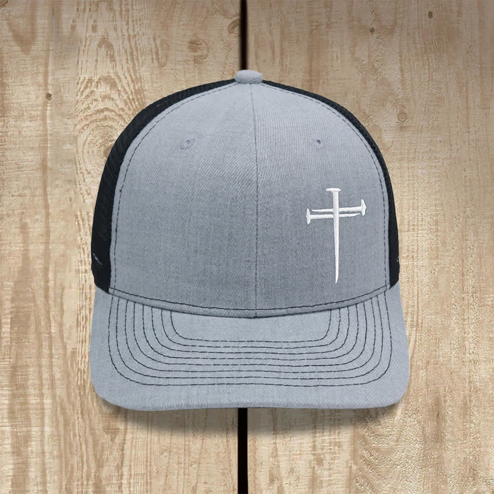 Christianartworkshop Minimalistische Trucker-Mütze mit Nagelkreuzstickerei - Hellgrau + Schwarz - image 0