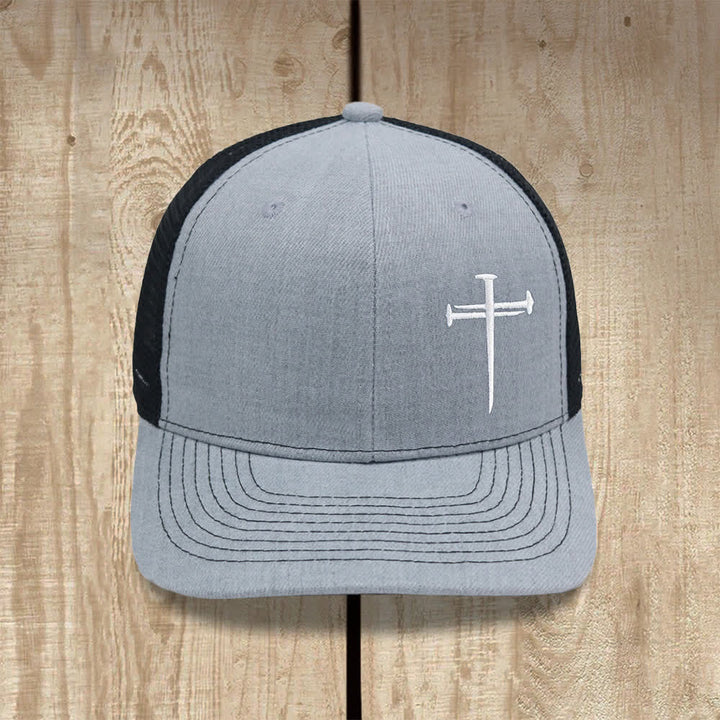 Christianartworkshop Minimalistische Trucker-Mütze mit Nagelkreuzstickerei - Hellgrau + Schwarz - image 0