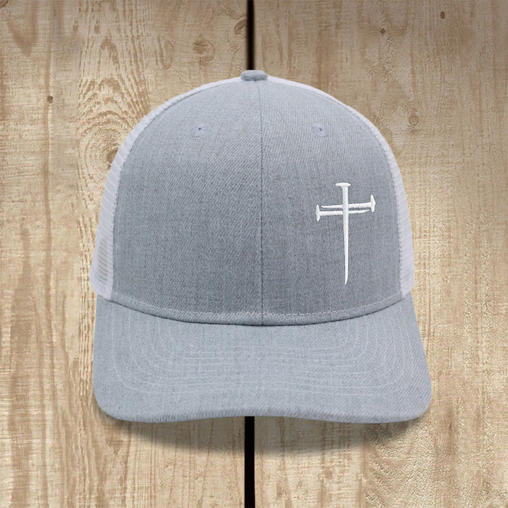Christianartworkshop Minimalistische Trucker-Mütze mit Nagelkreuzstickerei - Hellgrau + Weiß - image 9