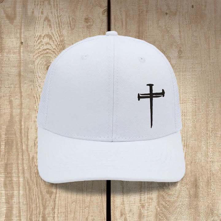 Christianartworkshop Minimalistische Trucker-Mütze mit Nagelkreuzstickerei - Ganz in Weiß - image 1