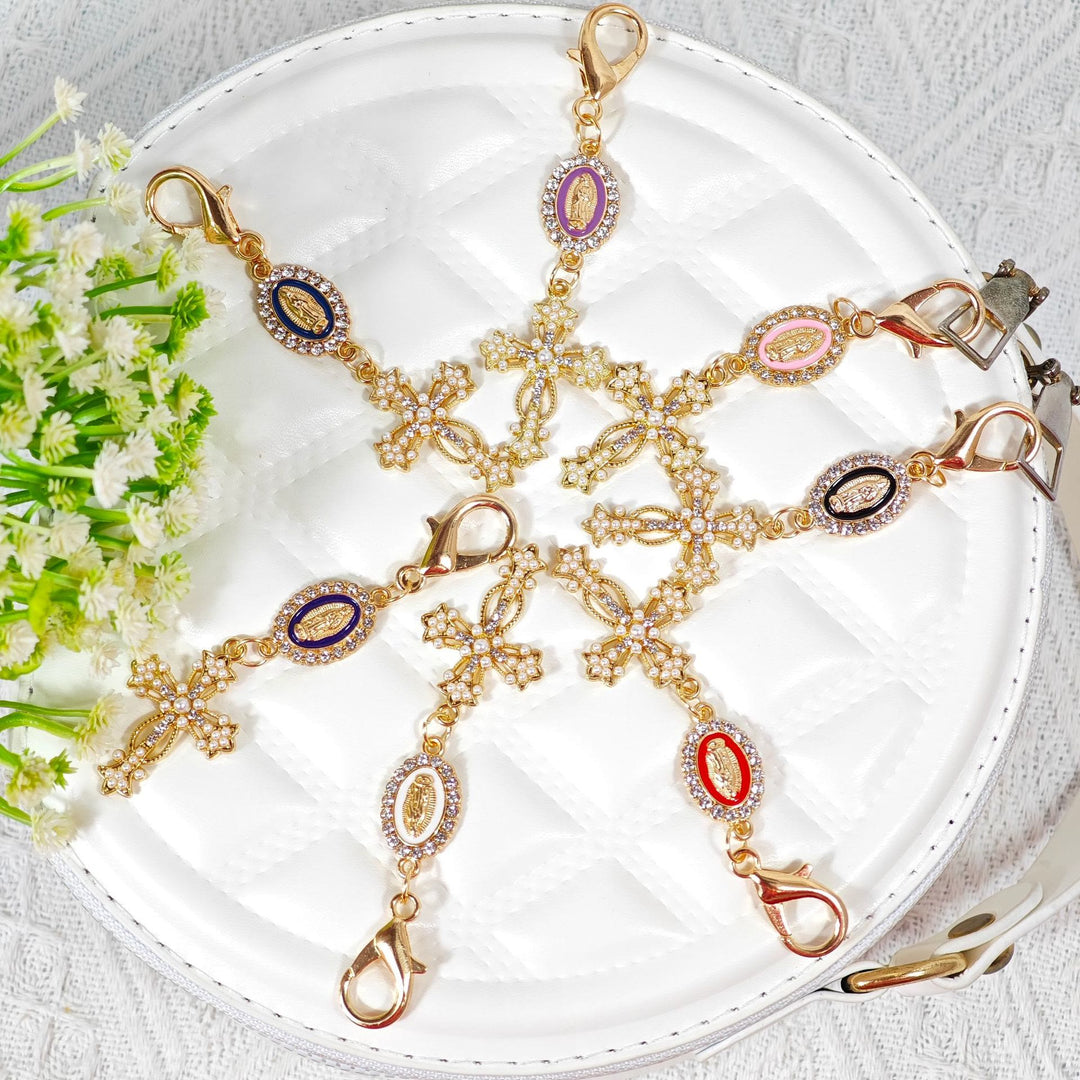 Christianartworkshop Verzierter Schlüsselanhänger mit Marienmedaillon und Kreuz: Symbol der Erlösung und des spirituellen Schutzes - image 2