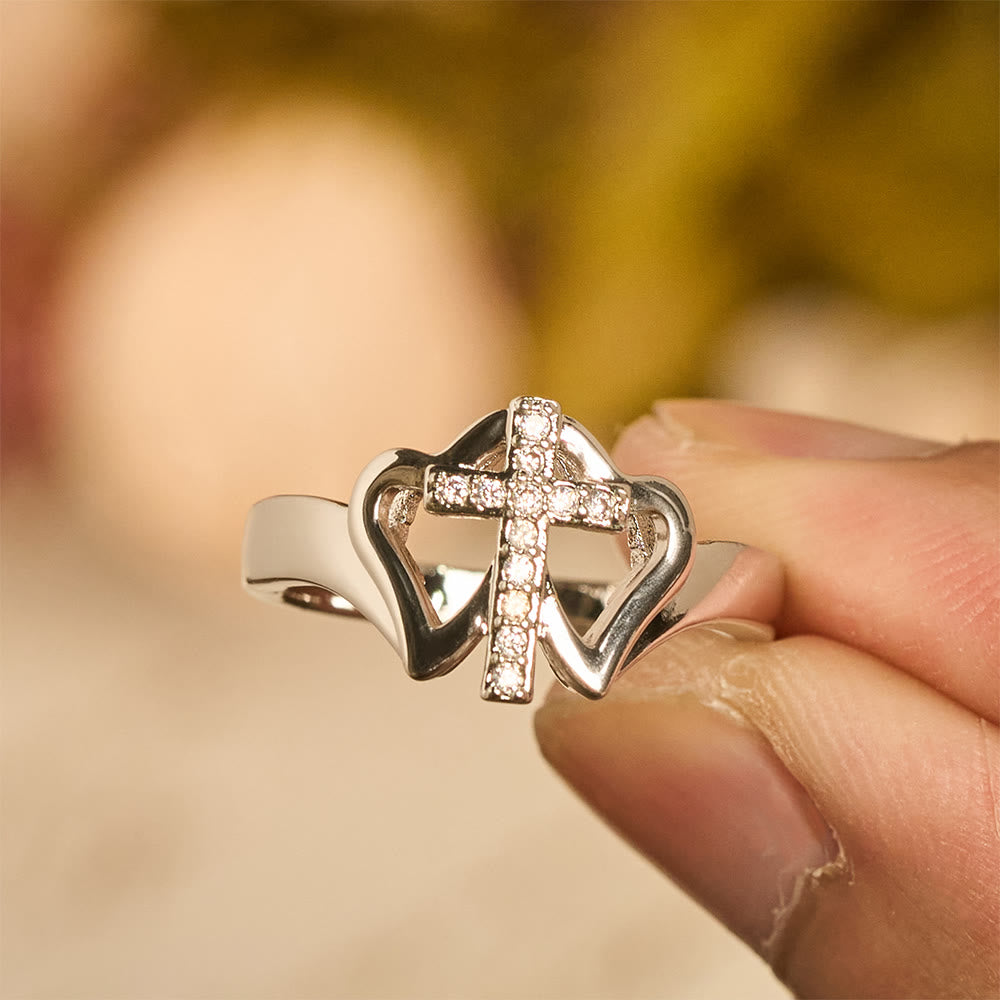 Christianartworkshop – Aufwendig gestalteter Ring mit zwei Herzen und Kreuz: Symbol spiritueller Stärke und unerschütterlichen Glaubens - image 2
