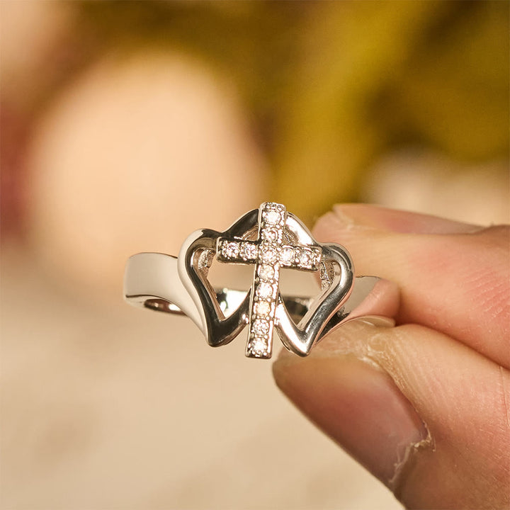 Christianartworkshop – Aufwendig gestalteter Ring mit zwei Herzen und Kreuz: Symbol spiritueller Stärke und unerschütterlichen Glaubens - image 2