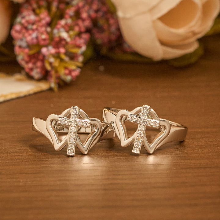 Christianartworkshop – Aufwendig gestalteter Ring mit zwei Herzen und Kreuz: Symbol spiritueller Stärke und unerschütterlichen Glaubens - US 10 - image 0