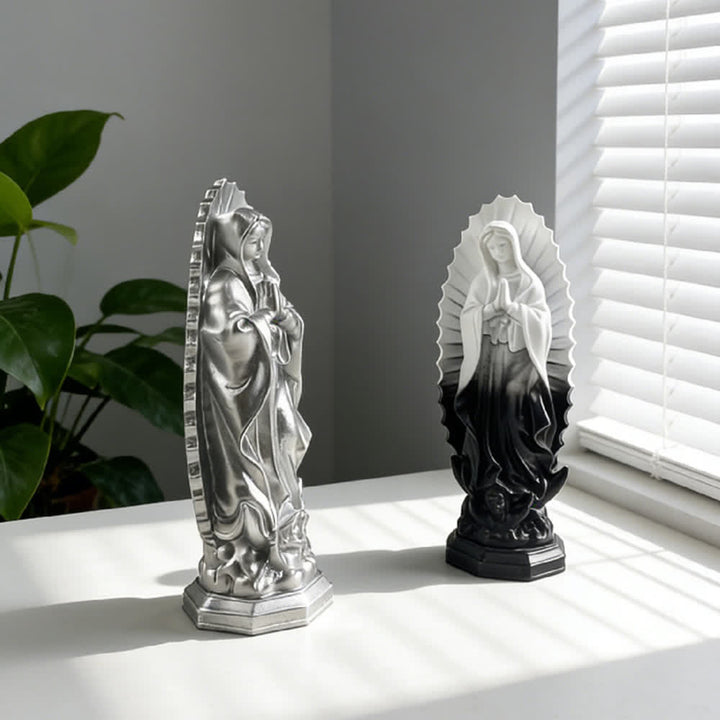 Moderne Statue der Jungfrau von Guadalupe von Christianartworkshop : Christliche Ästhetik für Ihr Zuhause - Schwarz - image 13