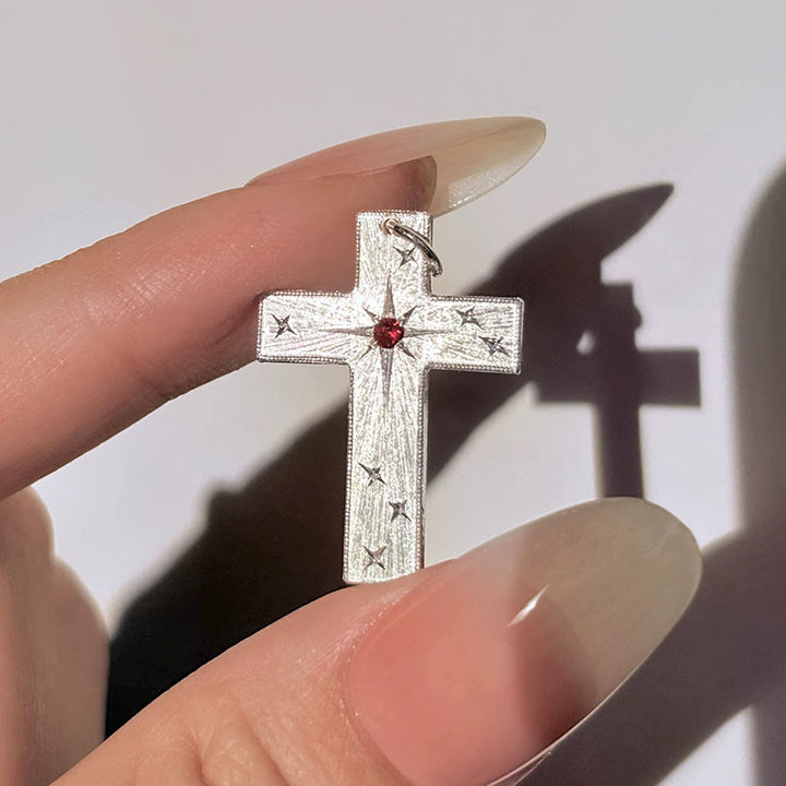 Christianartworkshop Halskette mit sternförmig graviertem Zirkonia-Kreuzanhänger: Symbol des göttlichen Lichts und des Glaubens - Rot - image 0