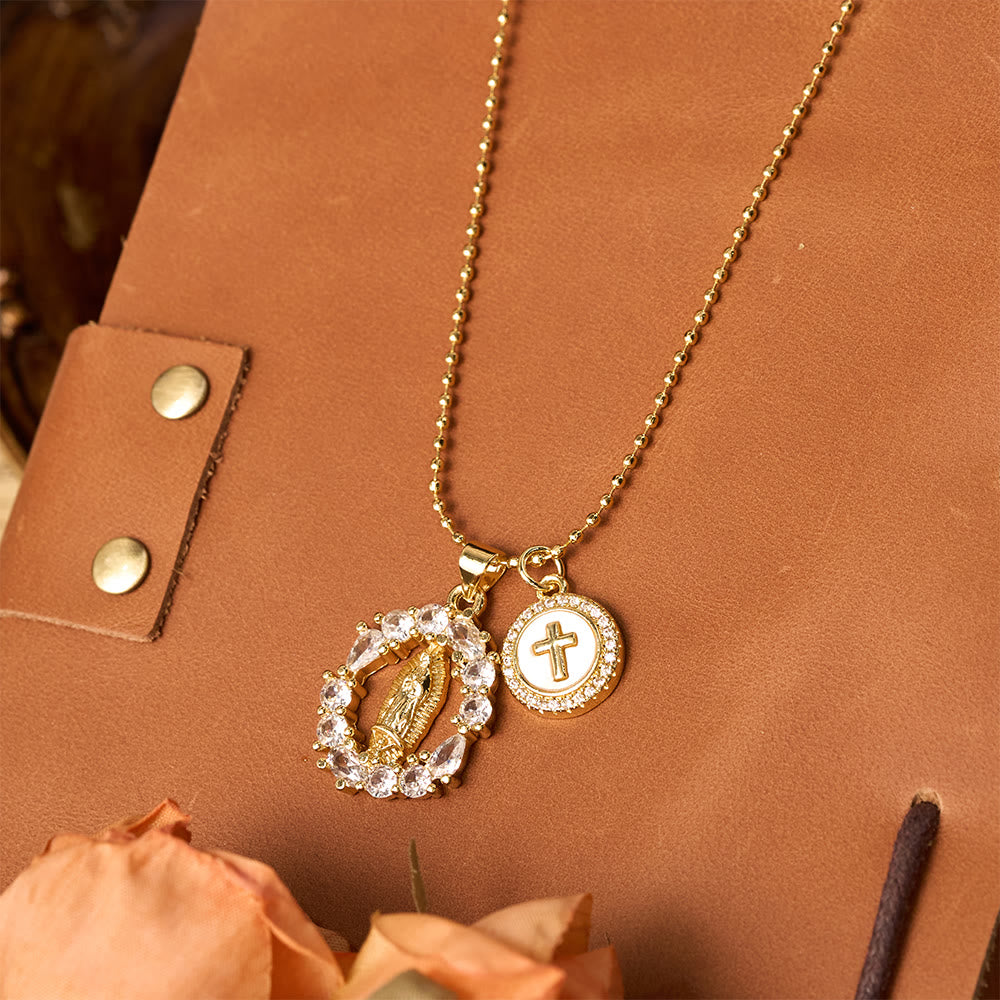 Christianartworkshop Klassisches Anhänger-Set „Unsere Liebe Frau und Kreuz“ mit Zirkonia: Symbol unerschütterlicher Hingabe - image 4