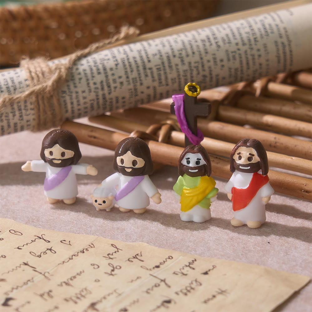 Christianartworkshop Jesus-Minifigur aus Kunstharz im Chibi-Stil mit farbigem Gewand und Kreuz: Heilige Wärme für die tägliche Andacht - image 1
