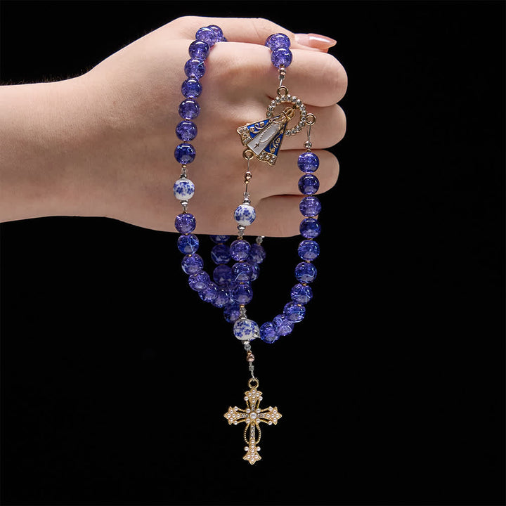 Christianartworkshop Rosenkranz aus tiefblauem, gesprungenem Glas und Porzellanperlen mit einem Mittelstück der Muttergottes von Aparecida - image 1