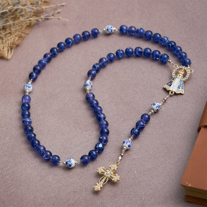 Christianartworkshop Rosenkranz aus tiefblauem, gesprungenem Glas und Porzellanperlen mit einem Mittelstück der Muttergottes von Aparecida - image 3