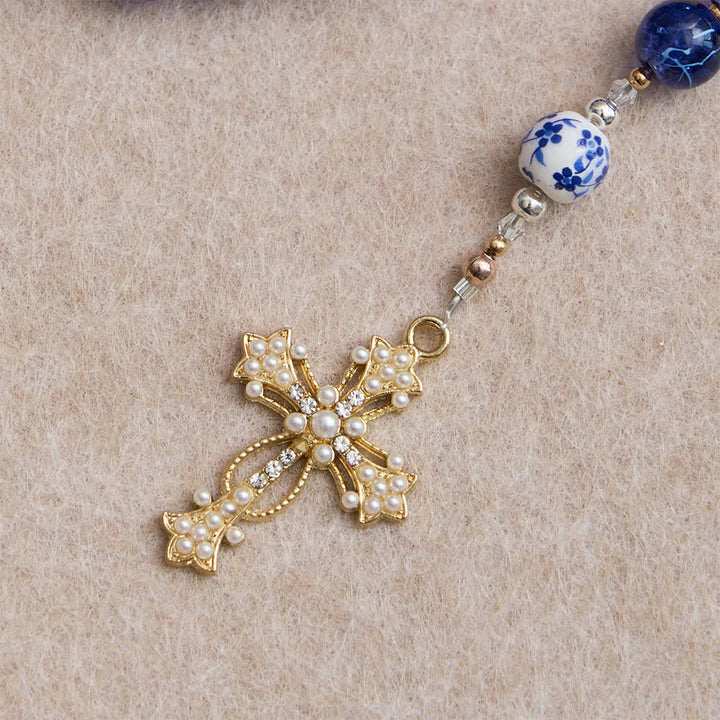 Christianartworkshop Rosenkranz aus tiefblauem, gesprungenem Glas und Porzellanperlen mit einem Mittelstück der Muttergottes von Aparecida - image 7
