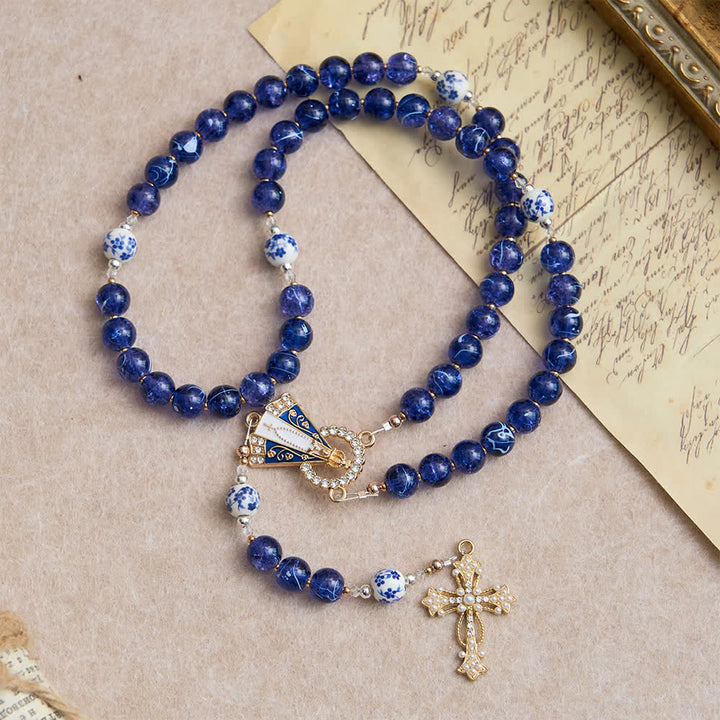 Christianartworkshop Rosenkranz aus tiefblauem, gesprungenem Glas und Porzellanperlen mit einem Mittelstück der Muttergottes von Aparecida - image 4