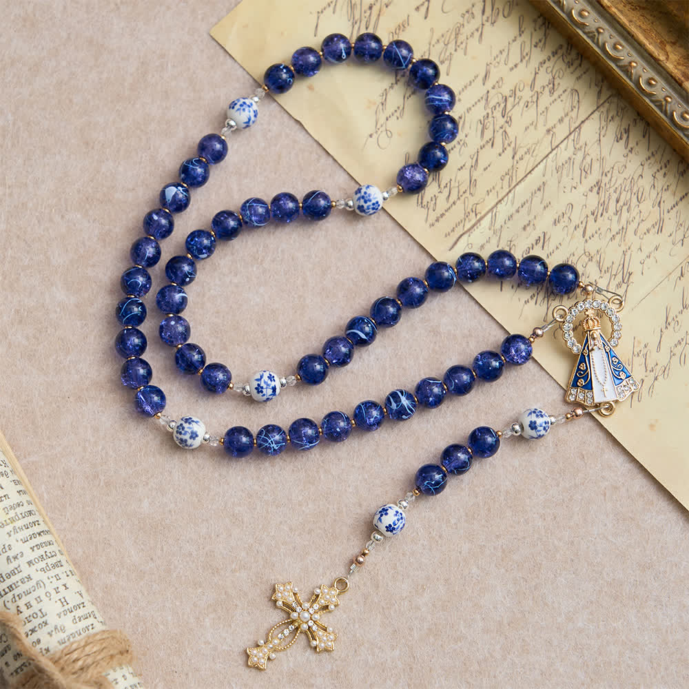 Christianartworkshop Rosenkranz aus tiefblauem, gesprungenem Glas und Porzellanperlen mit einem Mittelstück der Muttergottes von Aparecida - image 2